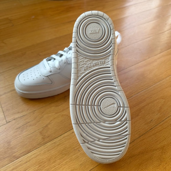 Nike Youth Low Court Borough size 5.5Y - Picture 2 of 4